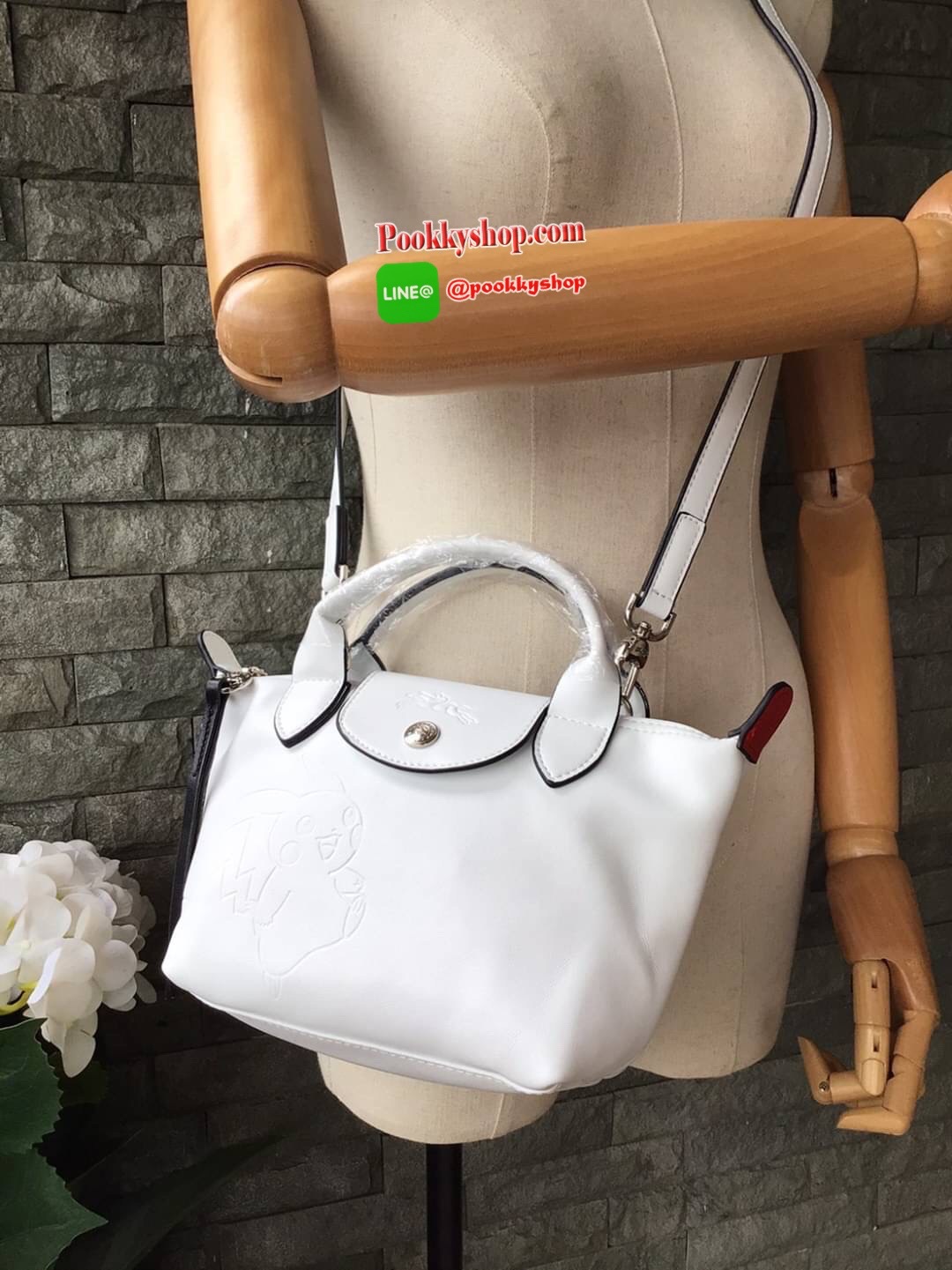 🚚 พร้อมส่ง 🚚 LONGCHAMP X POKE’MON TOP HANDLE BAG XS ขนาด มินิ รุ่น 1500 Collection LE PLIAGE CUIR Fall/ Winter เรียบหรูอย่างฝรั่งเศสกับความน่ารักคาวาอิแบบญี่ปุ่นมาผสม ซึ่งจะเป็นการนำเอาลวดลายพิคาชูมารังสรรค์ลงในกระเป๋าสุดคลาสสิกของแบรนด์ ก