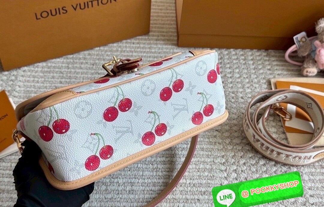 🕊️ พร้อมส่ง | LV Diane Monogram Cherry กระเป๋ามัลติฟังก์ชั่นสุดคุ้ม คอลใหม่แสนสดใสด้วยลายเชอรี่ ที่ดีไซน์ออกมาน่ารักน่าใช้มากๆ มีสายมาให้ถึง 2 แบบ สายหนังคล้องไหล่ได้ และสายสปอร์ตครอสบอดี้ได้ ปรับเปลี่ยนใช้ตามลุคแต่ละวันได้เลย เปิด-ปิดด้วยกระดุมแม