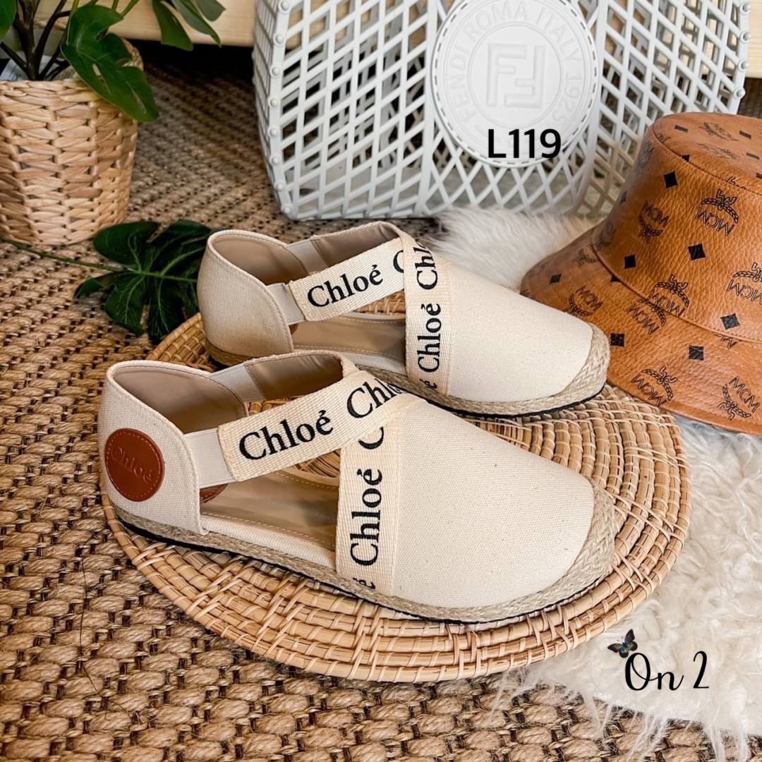 ชนชอปค่ะ รองเท้าคัชชู Chloe ตัวใหม่ แต่งสายแบรนด์ไขว้น่ารัก ผ้าแคนวาสขอบปอ พื้นปั้มสายมียางยืดใส่ง่าย ปีนี้ Chole มาแรงสุดทุกคอล สาวๆห้ามพลาดนะคะ