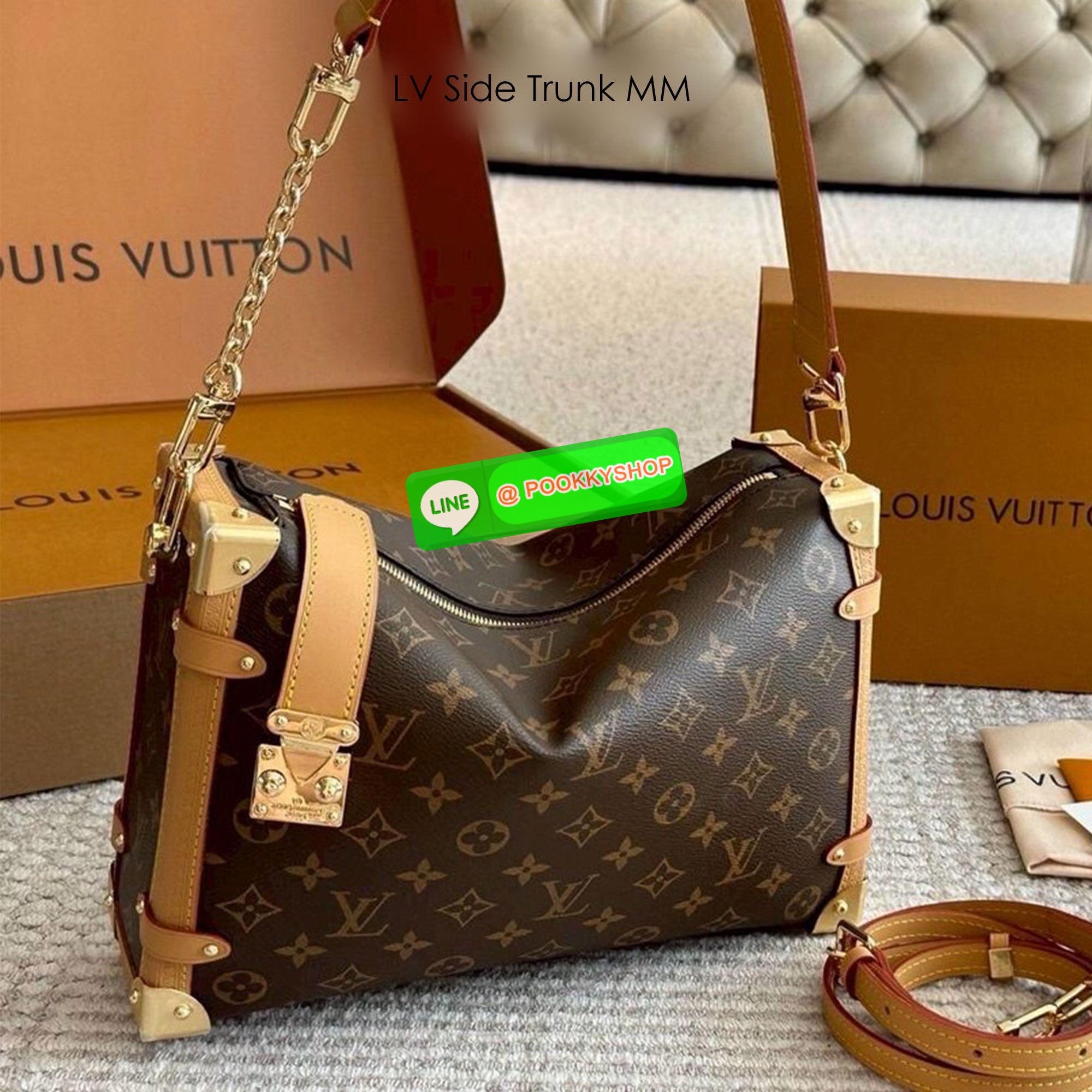 🕊️ พร้อมส่ง | LV Side Trunk MM กระเป๋าสะพายทรงกล่องสุดไอคอนิค ทรงสวยมีเสน่ห์ โดดเด่นด้วยหมุดเข้ามุม ซิปเปิด-ปิดล็อคได้ ภายในเป็นช่องโล่ง มีสายสะพายคล้องแขน คล้องไหล่เก๋ๆ หรือสะพายข้างชิคๆ พร้อมตอบรับได้ทุกลุค ทุกสไตล์ไปเลยจ้า