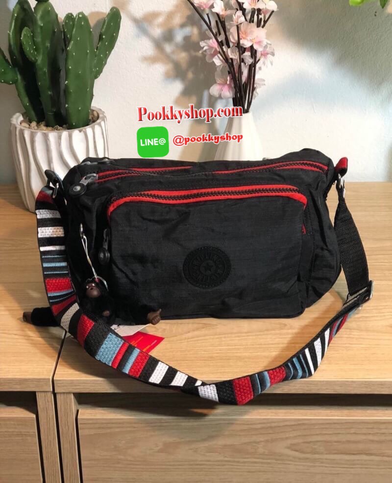 Kipling Reth กระเป๋าสะพายทรงสวย รุ่นยอดนิยมเลยค่ะ สายสะพายปรับระดับสั้น-ยาว เป็นกระเป๋าสะพายเฉียงลำตัวได้ค่ะ ช่องซิปเยอะค่ะ ใส่ของได้เป็นสัดส่วน จุสัมภาระได้ดีเลยค่ะ ทรงสวย สะพายน่ารักมาก ห้ามพลาดเลยค่ารุ่นนี้