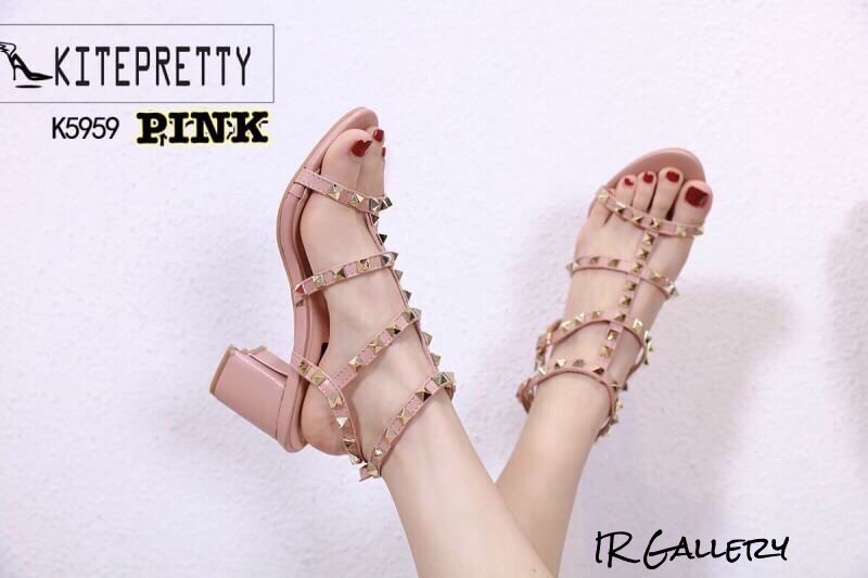 แบบขายดีมาก!!! พร้อมส่ง อะไหล่ขาดไปหลานเดือน Style Valentino หนังเงานิ่มแต่งอะไหล่หมุดงานตอกอย่างดี สายรัดข้อตะขอเกี่ยวปรับได้ ส้นสูง 3 นิ้ว ใส่สวย เปรี้ยว เฉี่ยว สะดุดตา เป็นอีก 1 คู่ที่จะกลายเป็นไอเท็มโปรดสำหรับสาวๆ