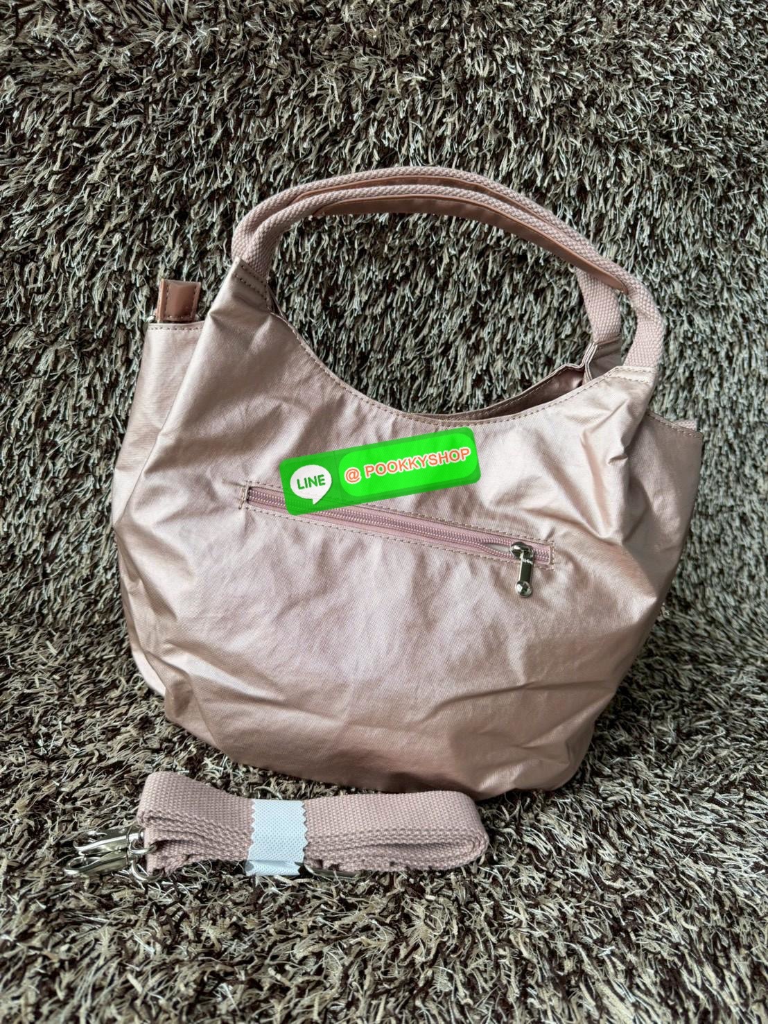 💕Kipling Aliana Shoulder Bag เป็นกระเป๋าสะพายไหล่ดีไซน์เรียบหรูที่ลงตัวทั้งสไตล์และการใช้งาน มาพร้อมช่องหลักปิดเปิดด้วยกระดุมแม่เหล็ก ช่องด้านในมีช่องแยกใช้การใช้งานหลายช่องอย่างชัดเจน รวมทั้งยังมีช่องที่ซ่อนอยู่ภายนอก มาพร้อมสายสะพายปรับฟรีไซส์ เ