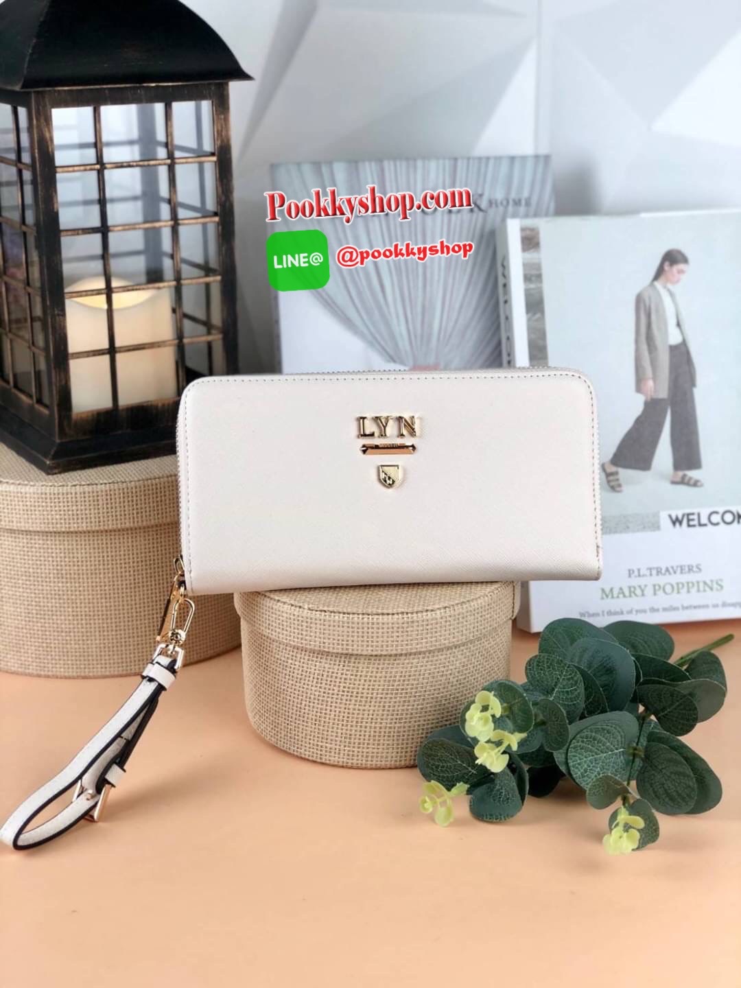Lyn Rosette Long Wallet กระเป๋าเงินซิปรอบใบยาว วัสดุหนังลายsafiano ด้านหน้ามีโลโก้แบรนด์สีทองสวยหรู มาพร้อมสายคล้องมือสามารถถอดสายออกได้ เปิดปิดแบบซิป ด้านในมีช่องใส่การ์ด 12 ช่อง ช่องใส่รูป 1 ช่องและช่องซิปใส่เหรียญ สามารถใส่ธนบัตรได้ตามยาวเลยค่า ใบนี้สว