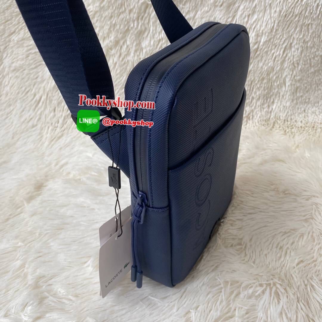 ลาคอส Classic Crossbody Bag กระเป๋าสะพายรุ่นยอดนิยม วัสดุ PVC ด้านหน้ามีโลโก้แบรนด์สวยโดดเด่น มีช่องเล็กใส่ของจุกจิกเปิดปิดด้วยกระดุมแม่เหล็ก ด้านหลังเรียบ มีช่อง1ช่องส่วนช่องด้านในกว้างเปิดปิดกระเป๋าด้วยซิปสะดวกใช้ มีช่องซิปและช่องเสียบด้านข้าง สายสะพา
