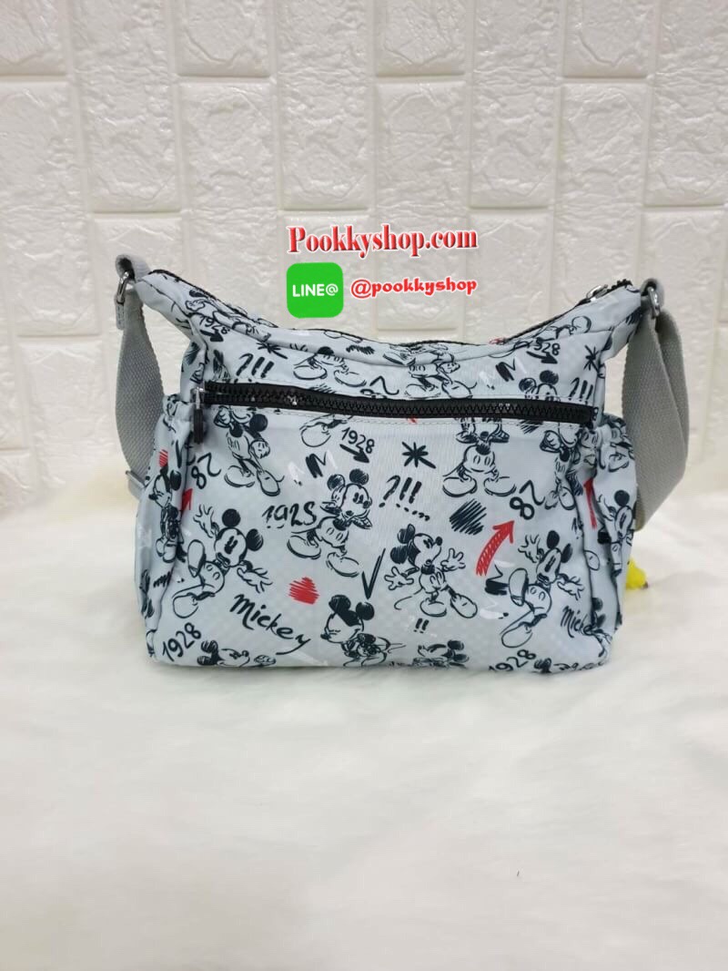 พร้อมส่ง KIPLING CROSSBODY BAG กระเป๋าสะพายพิมพ์ลายมิกกี้สีสันสดใส จุดเด่นมีช่องซิปหลายช่อง จุของได้เยอะและเป็นสัดส่วน มาพร้อมกับสายสะพายที่สามารถปรับระดับได้ จะสะพายข้างหรือสะพายแบบเฉียงก็ดูดีนะคะ รุ่นนี้ขอแนะนำเลยค่าาา