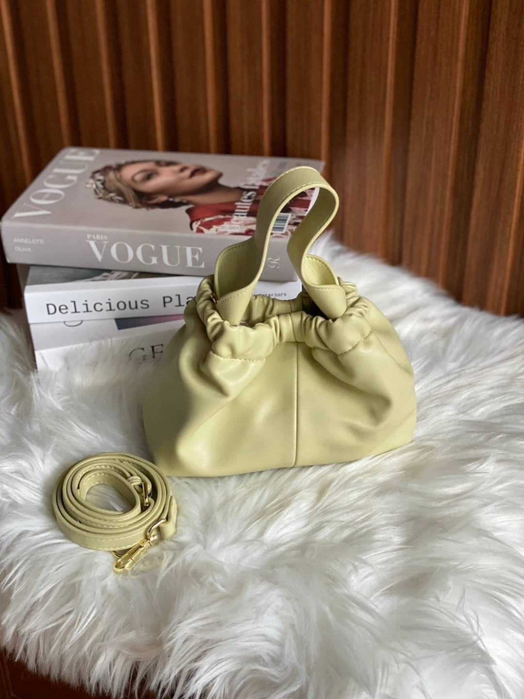 Soft Pu with Delicious color size 22x10x16 cm กระเป๋าน่ารัก สไตล์เกาหลี สีสันสดใส หนังพียูนุ่ม มาพร้อมสายสะพาย 1 เส้น แมชได้หลายลุค น้ำหนักเบา จุของได้เยอะค่า