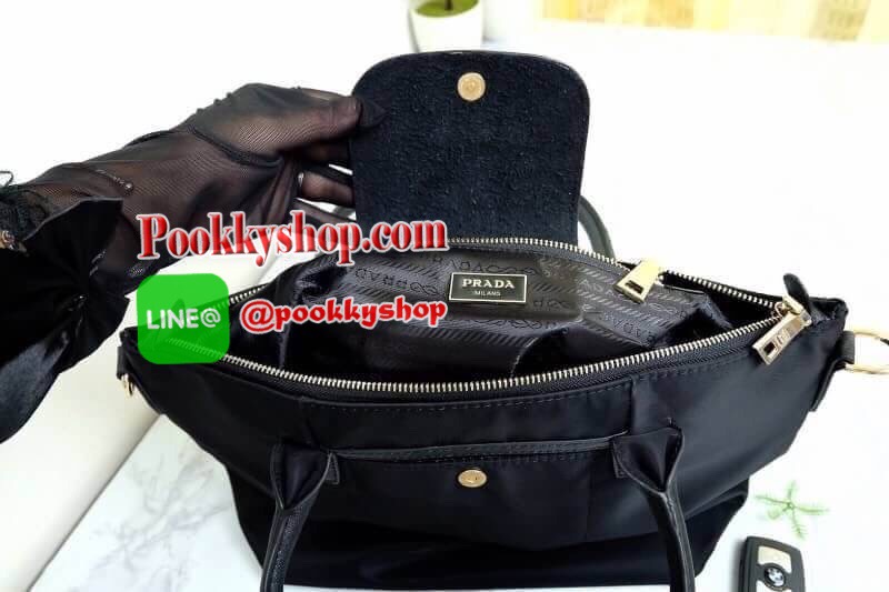 Re-stock Best seller พรีเมี่ยมกิ้ฟจากเคาเตอร์ต่างประเทศ กระเป๋า สวยๆ จาก แบรนด์ PRADA เป็นกระเป๋า ใบสวยรุ่นหายาก ขนาดกำลังดี เลิศมาก ใช้แล้วไฮโซ สวยเกินราคาแน่นอนคะ ภายในมีช่องแบ่ง เก็บของอย่างดี ใบนี้ ห้ามพลาดเลย มาจำนวนจำกัดนะคะ