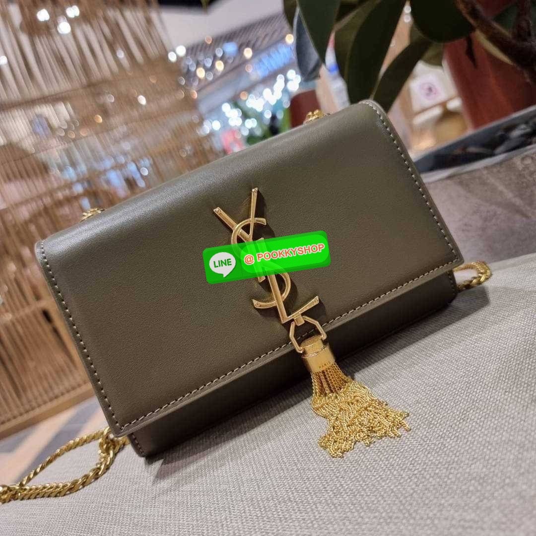 จัดให้อย่างสาสม!! กับกระเป๋าสะพาย Yves Saint laurent small kate bag สุดหรู จากเคาน์เตอร์ vip dutyfree ทรง woc ที่แสนจะฮอตปรอทแตก ดีไซน์เรียบ แต่แอบมีดีเทลความหรูที่พู่ห้อยสีทองโดดเด่น เพิ่มความแพงอีกหนึ่ง วัสดุหนังแท้สัมผัสดีงาม ใช้งานง่ายเพียงแค่เปิด-ปิด