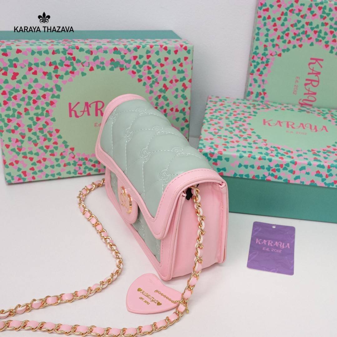 พร้อมส่ง!! KARAYA THAZAVA รุ่นใหม่ พร้อมกล่องแบรนด์ งานสวย สีหวาน น้องน่ารักมากๆค่ะ กระเป๋าสะพาย แบรนด์แท้ Karaya 100% ขนาดกำลังน่ารักพกพาง่าย วัสดุหนัง PU เกรดพรีเมี่ยม สีทรูโทน หวานละมุน น่าใช้มากค่ะ สายสะพายยาวแบบโซ่ปนหนัง ตัวกระเป๋าแต่งลายแบบน่ารักสวย