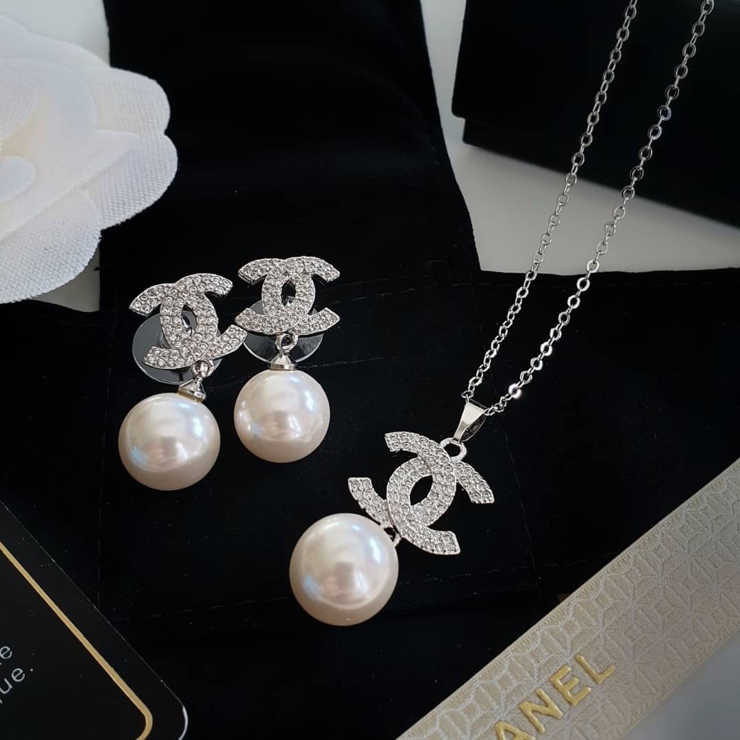 New Arrival !!! Chanel Necklace & Earring สร้อยคอและต่างหูชาแนล งานเพชร CZ แท้ฝังละเอียด รับรองงานสวยมากกกกก ดูหรู ดูผู้ดีสุดๆ งานดี คุณภาพดีมากๆมากๆคะรับประกันความพอใจเลยค่ะ ตัวเรือนสีเงินเงา ไฮโซมากค่ะ คอนเฟิม !!!!! งานชุบ 18KGP ไม่ลอกไม่ดำ Made in Kore