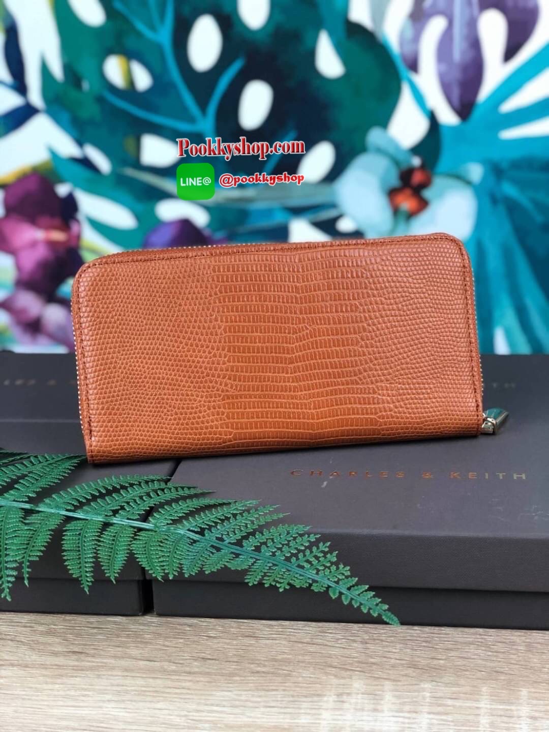 CHARLES & KEITH CROC-EFFECT LONG WALLET กระเป๋าเงินใบยาวซิปรอบ หนังปั๊มลายจรเข้ทั้งใบ ด้านในกระเป๋าแบ่งเป็น 3 ช่องใหญ่ มีช่องซิปใส่เหรียญตรงกลาง จุการ์ด 12 ช่อง สามารถใส่ธนบัตรได้ตามยาวอีก 2 ช่อง ใส่ iPhone plus ได้นะคะ❤️ รุ่นนี้มีแต่สีน่ารักๆเลยค่