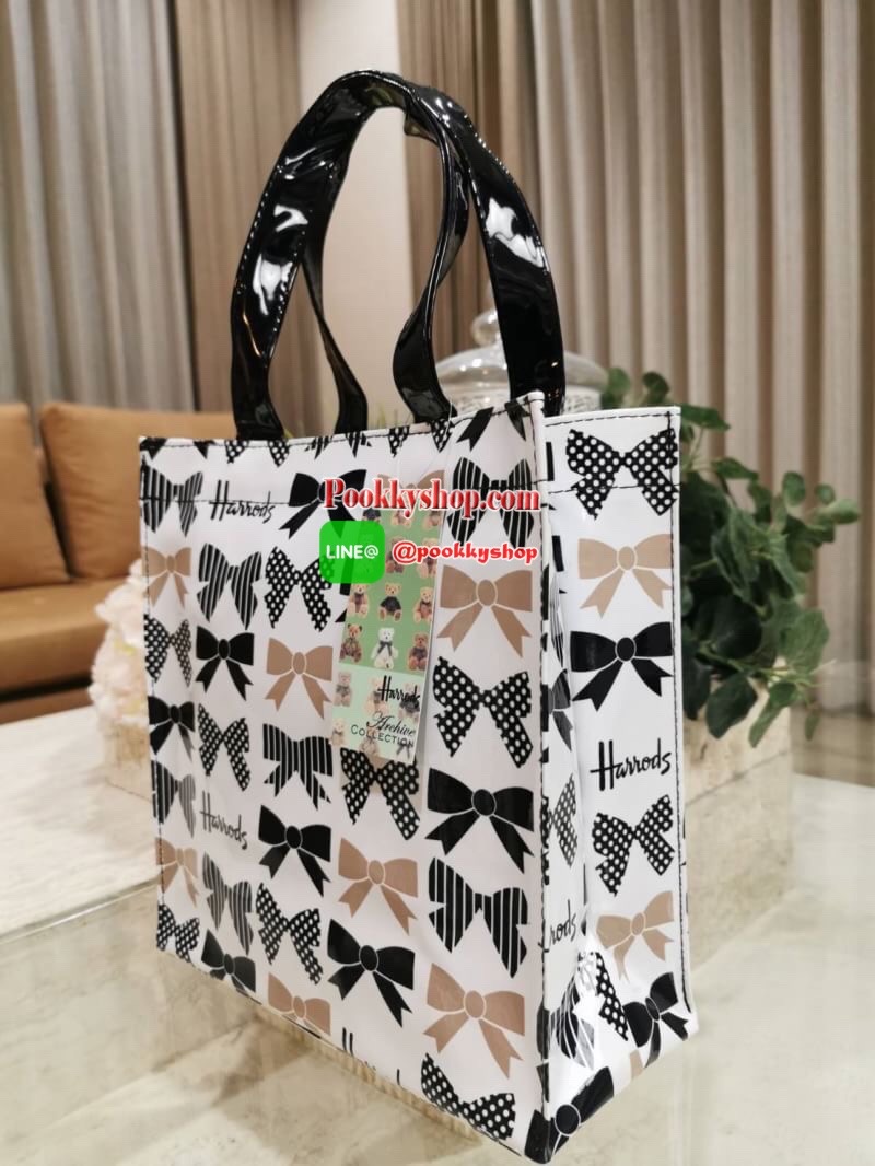 ลายนี้เข้าแล้วนะคะ! พร้อมส่งไอเท็มยอดนิยม! Harrods London Top-handle Shopping Bag กระเป๋า Shopping แบรนด์ดังจากอังกฤษรุ่นยอดนิยมวัสดุ PVC+Polyester 100% ของแท้เนื้อหนาอยู่ทรงกันน้ำ ขนาดกำลังดี น้ำหนักเบา เปิดปิดด้วยซิปสะดวกใช้หัวซิปปั้มโลโก้แบรนด์อะไหล่เง