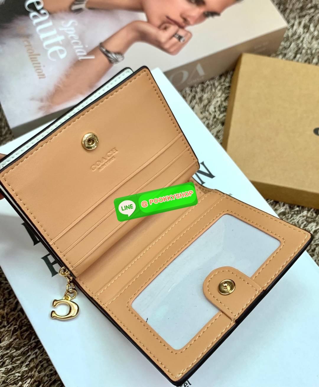COACH SNAP WALLET ((8704//6941)) 🌍พร้อมส่ง ห้ามพลาด ก่อนหมดค่ะ! ✔️กระเป๋าเงินใบสั้น หนังแท้ แต่ละสีปริ้นลายได้สวยงาม แตกต่างกันไปค่ะ ✔️เปิด-ปิดกระเป๋าแบบกระดุม ภายในมีช่องใส่ธนบัตรตามยาว และช่องเสียบบัตร5ช่อง//มีช่องซิปแยกฝั่งห้อยด้ว