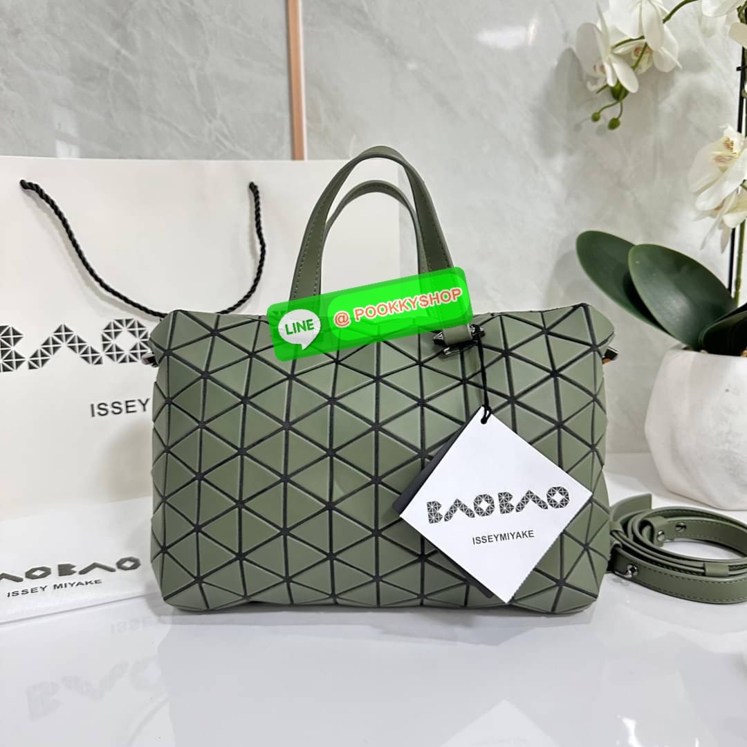 Bao Bao issey Miyake Tonneau Small Matte Bao Bao Issey Miyake รุ่น TONNEAU (ทอนโนะ) กระเป๋าทรง Boston Bag ที่โดดเด่นด้วยลายแพทเทิร์น 3 เหลี่ยมด้านเท่าเรียงต่อกัน ทำให้กระเป๋าใบนี้มีความโดดเด่นทั้งในเรื่องของดีไซน์ที่ทันสมัย และการใช้งานที่ครบทุกฟังก์ชั่น