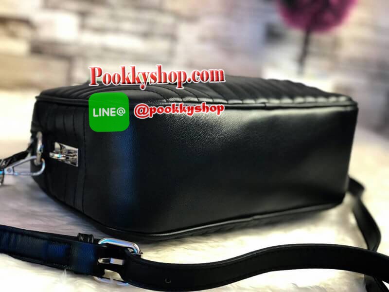 Prada Small Leather Shoulder Bag 💯 กระเป๋าสะพายขนาดกำลังดี สวยหรูอยู่ทรงด้านหน้าประดับโลโก้อะไหล่ มาพร้อมสายสะพายหนัง ภายในมีป้ายหนังโลโก้ ช่องซิปและช่องเล็ก ซับในสกรีนลายตามแบบฉบับของแบรนด์ ใส่มือถือ ipad mini ,iphone8+ กระเป๋าสตางค์ยาว ของจุกจิก