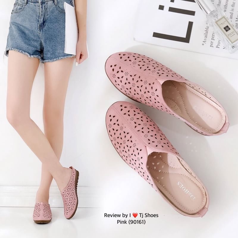 พร้อมส่งรองเท้าเพื่อสุขภาพ ที่ทั่งเกร๋ทั้งน่ารักสุดๆ รองเท้ารุ่นนี้เป็นงานสั่งทำพิเศษ หนังนิ้มนิ่ม ฉลุลายน่ารักๆ มีรูระบายอากาศใส่แล้วเท้าไม่อับ น้ำหนักเบา ใส่นุ่มเดินทั้งวันได้สบายมากๆ ส้นยางเกรดพรีเมี่ยมอย่างดี แมทกับชุดอะไรก็เกร๋ เป็นรุ่นแนะนำ ซื้อไปรั