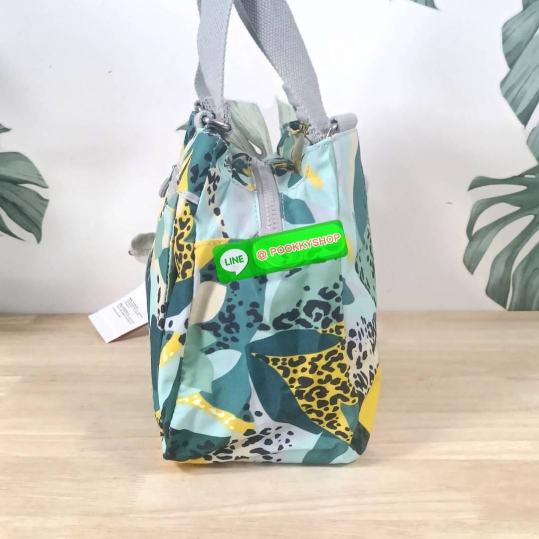KIPLING ELISE HANDBAG กระเป๋าถือและสะพายไหล่ วัสดุ Nylon +Polyester ขนาดกำลังพอดี จุของได้มาก มีหูจับสองสาย ถือสะดวก น้ำหนักเบา มีช่องซิป ด้านหน้า ช่อง กระเป๋าหลักเปิด-ปิดด้วยซิป มี3 ช่องว่างใส่ของได้จุมากๆ ใส่มือถือได้ กระเป๋าสตางค์ใบยาว และ เครื่องสำอาง