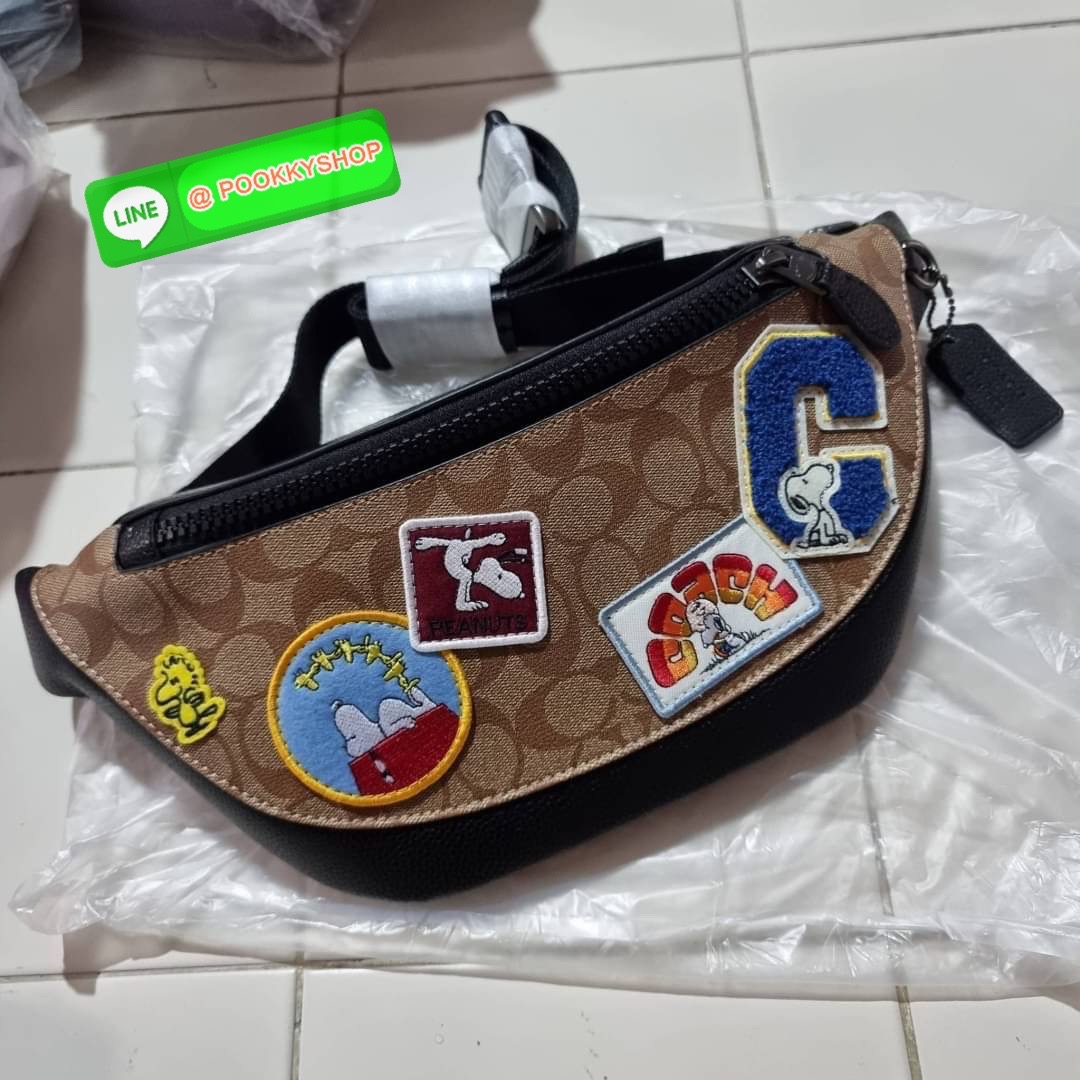 COACH C4028 COACH x PEANUTS WARREN BELT BAG IN SIGNATURE CANVAS WITH VARSITY PATCHES กระเป๋าคาดอกไซส์ใหญ่ คอลเลคชั่นยอดฮิต!! เป็นรุ่นสุดยอดของความคลาสสิค ขนาดสะพายกำลังเท่ คูลๆ ใช้งานง่าย ได้ทั้งหนุ่มๆและสาวๆ วัสดุหนังแคนวาสเคลือบลายสลับหนัง pepble น่าใช้