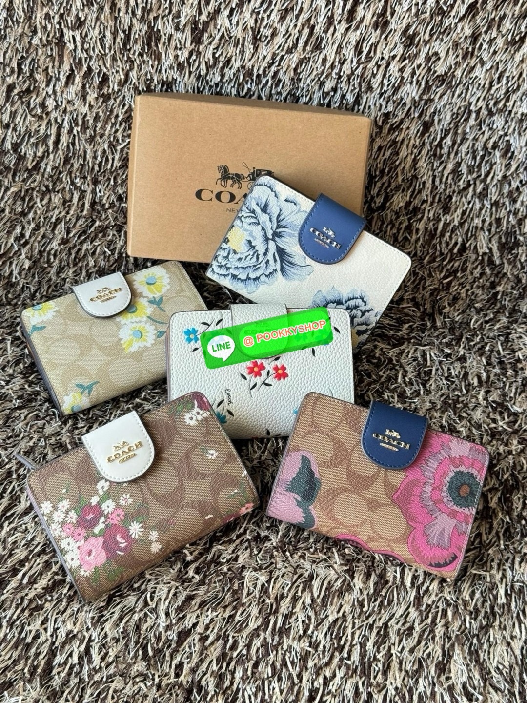 COACH MEDIUM CORNER ZIP WALLET IN SIGNATURE CANVAS กระเป๋าสตางค์ขนาดกลางที่ถือว่าเป็นไอเทม Must Have ของทุกเพศทุกวัยที่ต้องพกติดตัวไว้ตลอดเวลา เพราะนอกจากจะช่วยจัดเก็บเงิน บัตรประชาชน บัตรเครดิตและต่าง ๆ ให้เป็นระเบียบเรียบร้อยยังต้องคำนึงถึงประโยชน์ใช้สอ