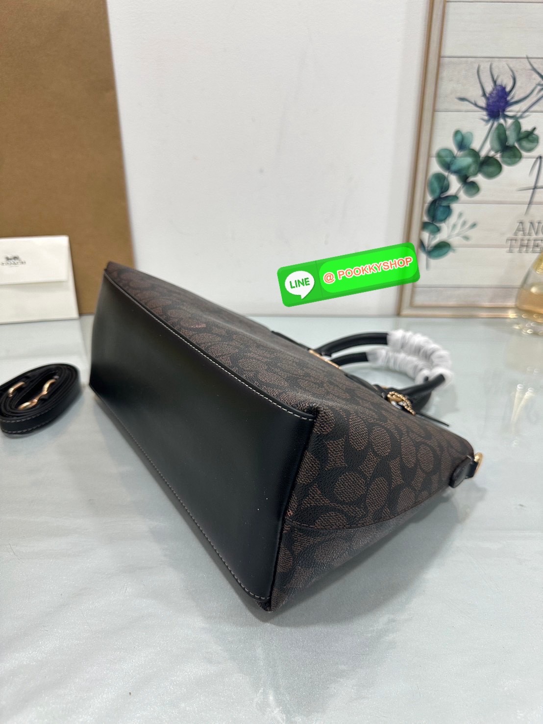 Coach CW422 Georgia Satchel Bag In Signature Canvas คลาสสิก เรียบหรู ใช้ได้ทุกโอกาส ใบนี้ไม่มีไม่ได้! Coach CW422 รุ่น Rowan Satchel คลาสสิก สวยหวานแต่ดูแพง ทรงหมอนถือได้ สะพายได้ น้ำหนักเบา ฟังก์ชันครบ ใส่ของได้เยอะ ไม่ต้องคิดนาน! จะออกงาน ทำงาน หรือใช้ท