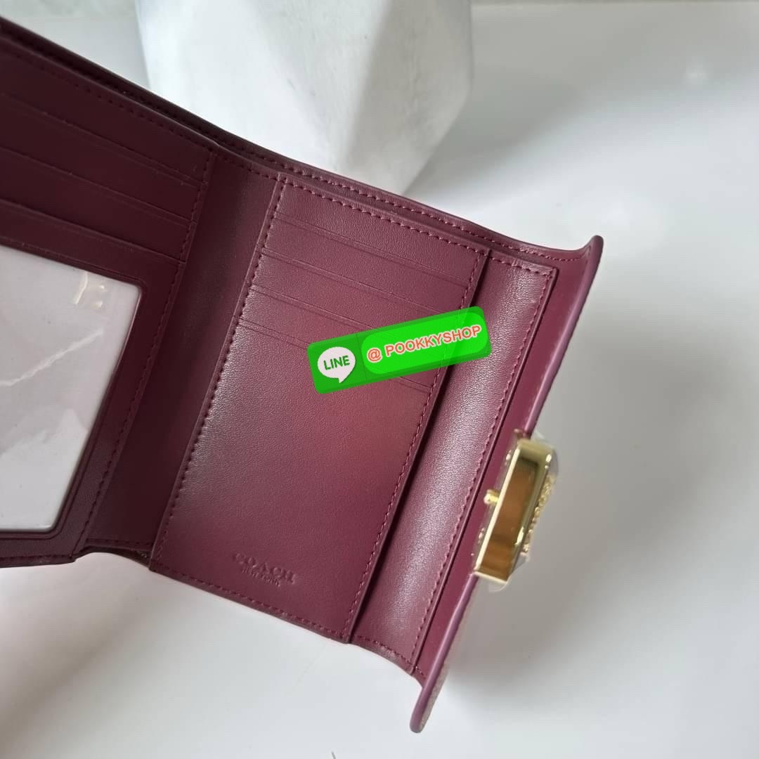 Coach Medium Grace Wallet (Cl421) 🔖กระเป๋าสุดหรูใบกลาง ขนาดกำลังดีกระทัดรัด 🔖วัสดุ : pebble leather 🔖ภายในมีช่องใบบัตรเครดิต 6 ช่อง มีช่องใส่เหรียญแยก สามารถใส่ธนบัตรแบงค์พันได้คะ