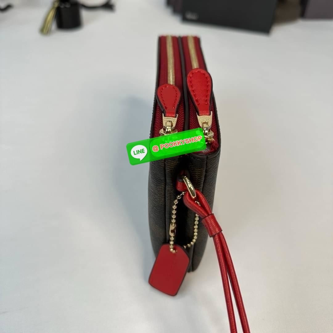 กระเป๋าคล้องมือ COACH 87591 DOUBLE CORNER ZIP WRISTLET IN SIGNATURE CANVAS (COACH 87591 ） กระเป๋าคล้องมือ2เซิปใหญ่ ลายCหนังและ ด้านในเป็นผ้า แบ่งเป็นช่องเล็กๆใส่เหรียญใส่แบงค์ใส่บัตร แล้วแต่จะใส่มีหลายช่อง ใส่โทรศัพท์ได้ทุกรุ่นพร้อมสายคล้องมือ