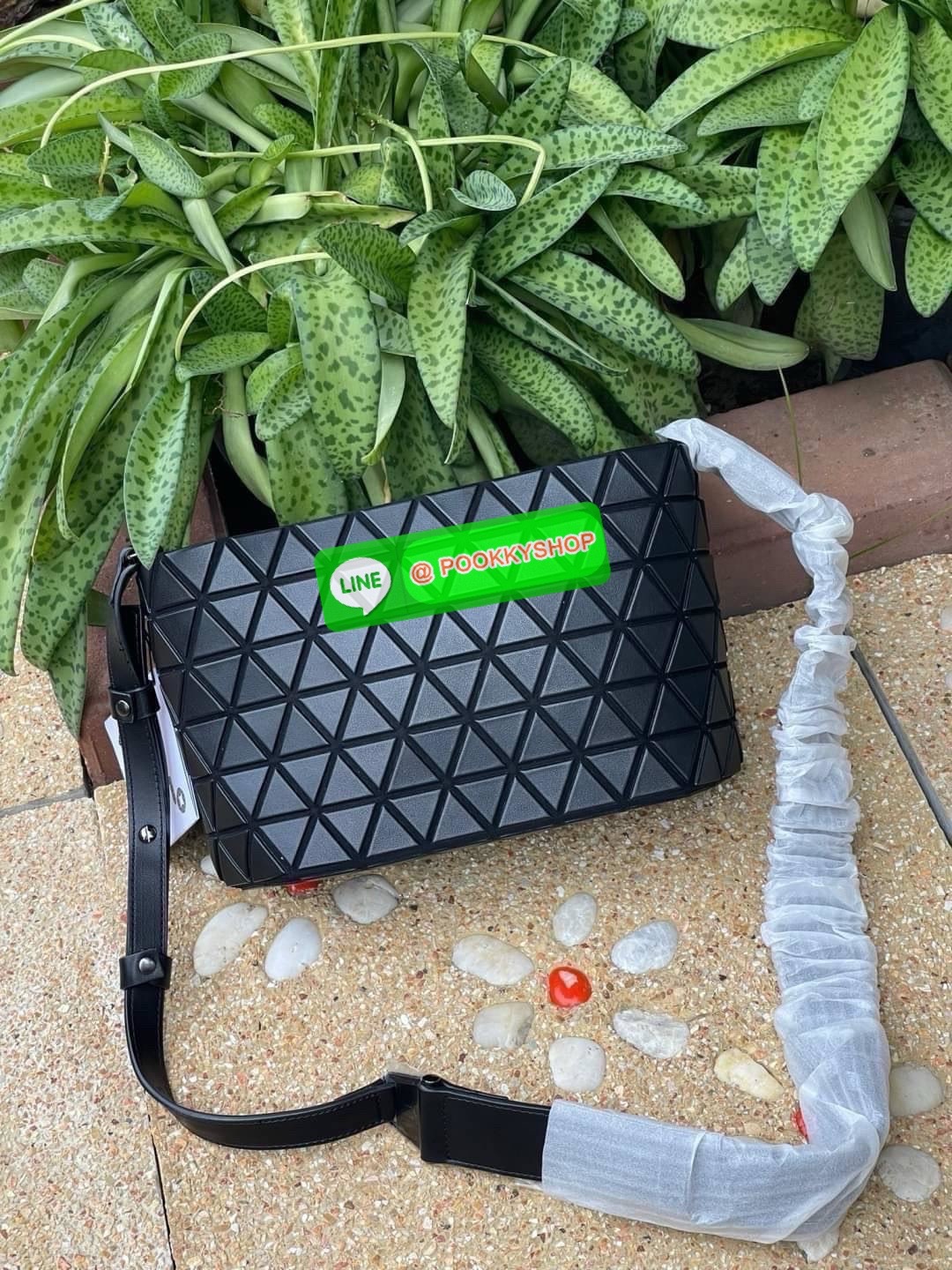 💕 BAO BAO ISSEY MIYAKE Crystal Shoulder Bag งานดีไซน์ที่ดูเรียบง่ายทั้งรูปแบบการใช้งาน มีช่องเปิดปิดแบบซิปเพื่อให้คุณพกพาของมีค่าได้อย่างสบายใจป้องกันสิ่งของตกหล่น ทั้งตัวเพลตสามเหลี่ยมและสายกระเป๋าหนัง สวยแบบคูลๆ ทั้งยังดูแลรักษาง่าย น้ำหนักเบา เ