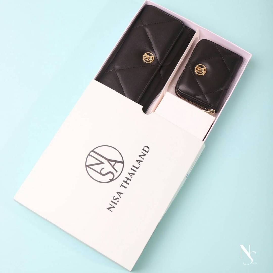 NISA Style My Authentic Brand มาแล้วค่ะ กระเป๋าสตางค์แบรนด์แท้ รุ่นขายดีที่สุด !!! NISA bag ~ ปังแน่นอน !!! จัด set 2 ใบ มาพร้อมกล่องแบรนด์ เลิศมากค่ะ ด้านหน้าและหัวซิปมีโลโก้แบรนด์ทุกใบ ภายในบุผ้าลายลิขสิทธิ์อย่างดี งานแลมป์ขึ้นเงา น้ำหนักเบามากค่ะ มาพร้