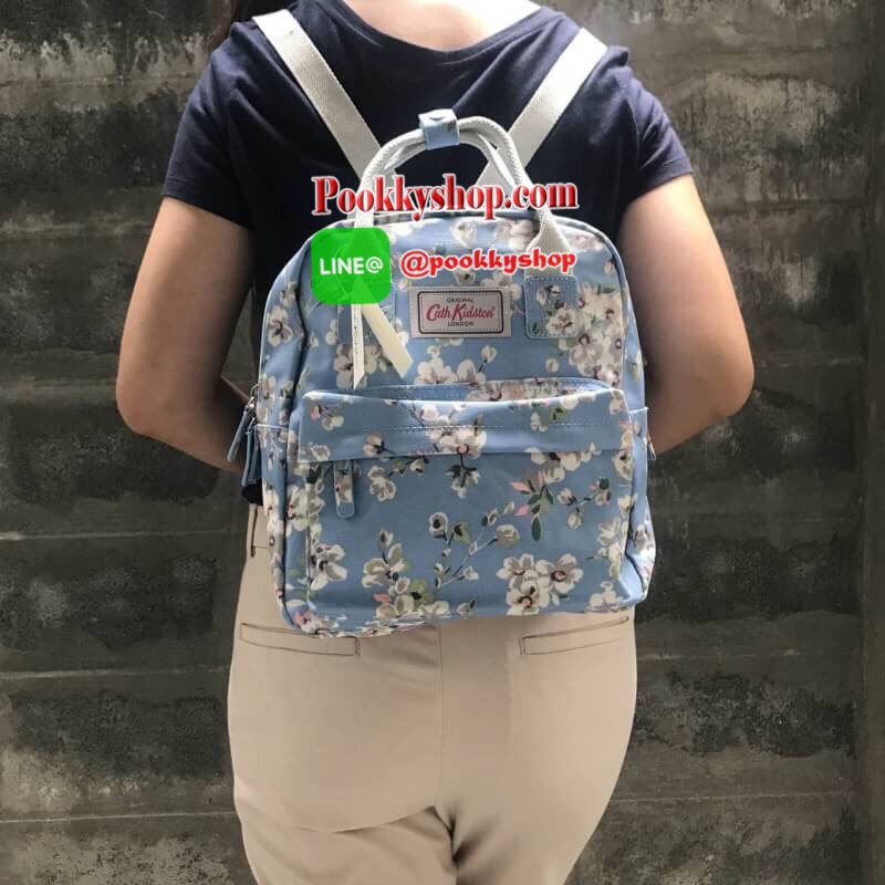 Best Seller Cath Kidston Multi Strap Backpack เป้สุดฮิตกลับมาแล้วคร่า คราวนี้เป็นทรงมินิสุดน่ารัก มีหูหิ้วที่ด้านบน มี หลายลายให้เลือกค่ะ สวยน่ารักทั้งหมดเลยยย ด้านหน้ามีช่องซิปใส่ของจุกจิก ด้านในขนาดกำลังดี ตัวกระเป๋าน้ำหนักเบาแต่รับน้ำหนักใส่ของได้เยอะค