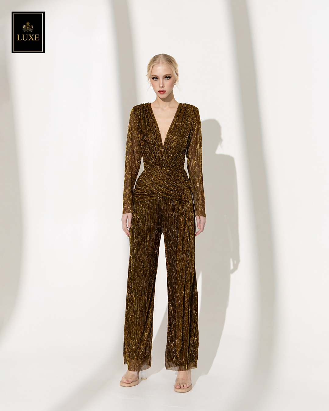 จั๊มสูทแฟชั่น จั๊มพ์สูทเสื้อคอวีป้ายแขนยาว กางเกงขากระบอกตรง