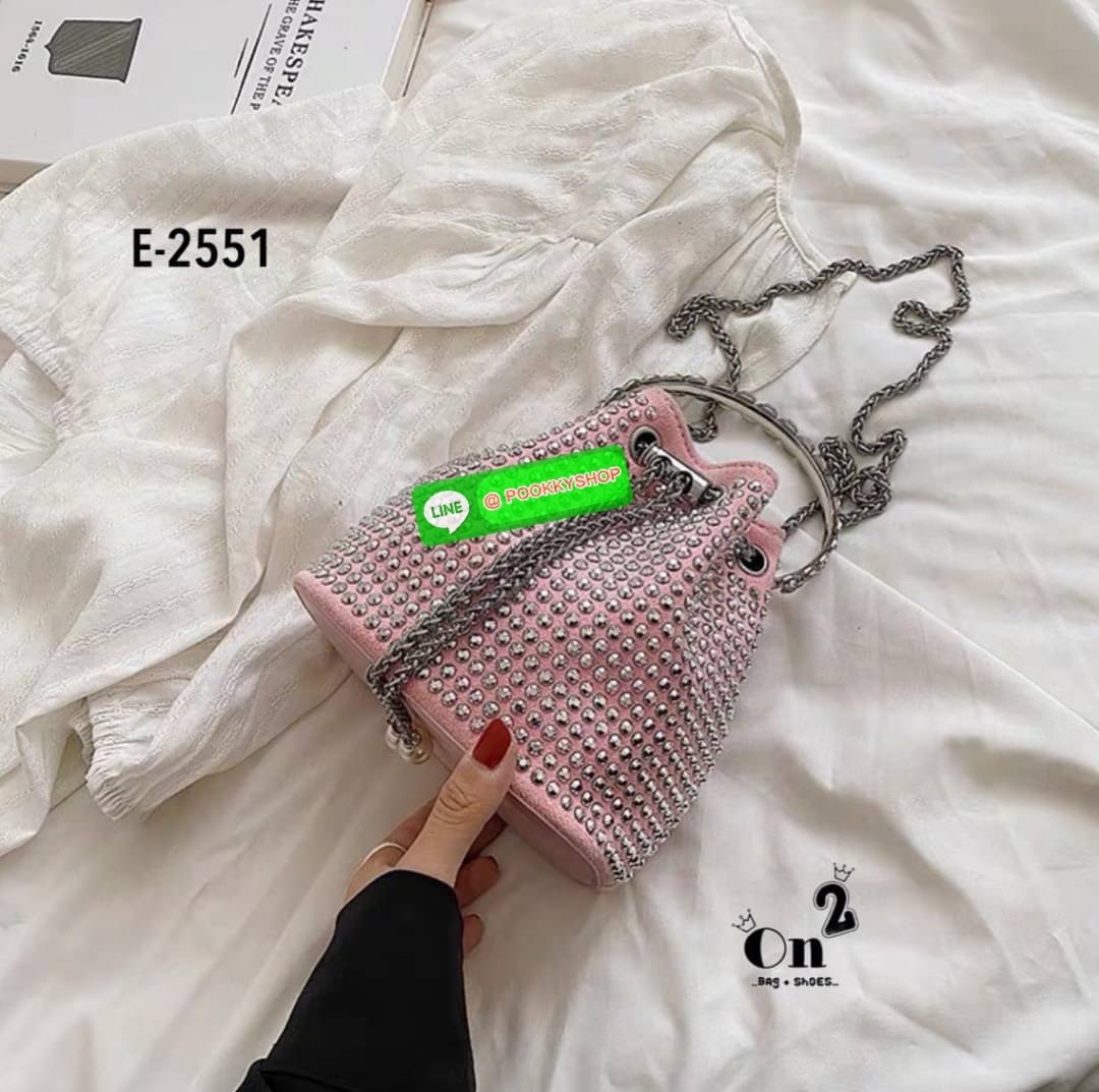 New arrivals 👜👜กระเป๋าแฟชั่นมาใหม่ ทรงขนมจีบ เปิดปิดแบบหูรูด วิ้งๆ น่าใช้มากค่ะสายสะพายโซ่แบบ Cross body จับจองกันเลยคร่าสาวๆไม่มีไม่ได้แล้ว สวยทุกสีคร่า