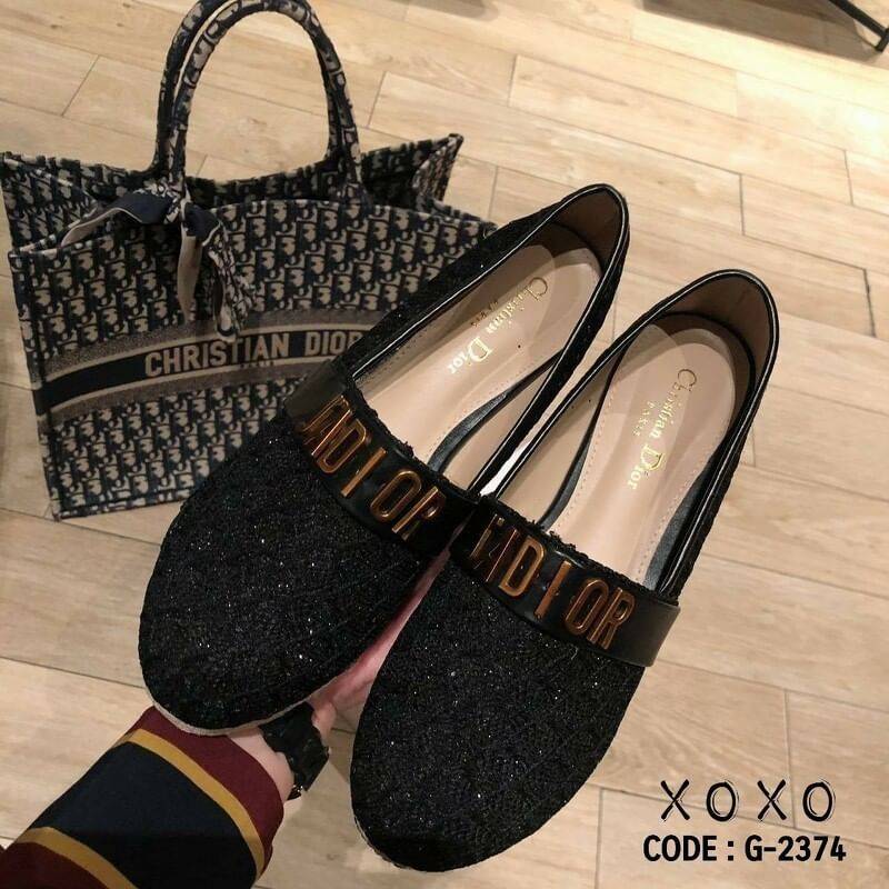 สินค้าพร้อมส่ง พื้นตีแบรนด์ : Dior กล่องน้ำตาลเรียบ ไม่มีอปก. คัชชูผ้าลูกไม้นุ่ม ใส่สบาย งานแบรนด์ ด้านหน้า กว้าง คาดอะไหล่สีทอง หนา อย่างดี สวย หรู