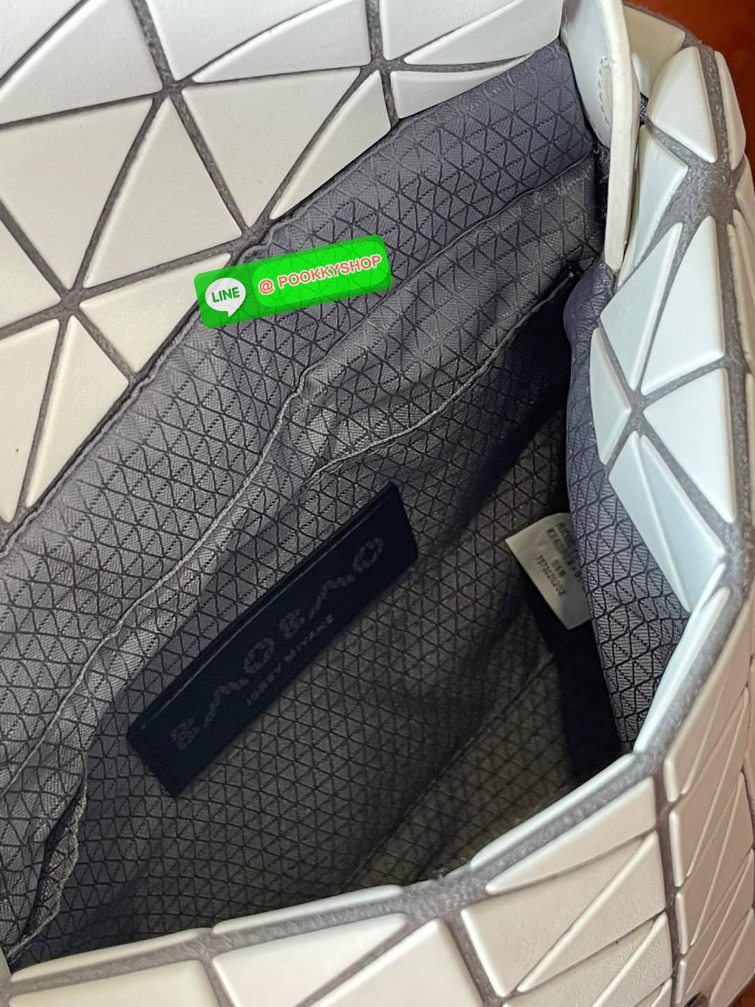 💕Baobao Issey Miyake Off-White Flap Messenger Bag(Large) สำหรับใครที่ต้องการใช้งานแบบเน้นการเคลื่อนไหวที่คล่องตัว แนะนำรุ่นนี้เลยคะ มาพร้อมแผ่นรูปทรงสามเหลี่ยมอันโดดเด่นแฝงไปด้วยความทันสมัยบ่งบอกถึงความเป็นเอกลักษณ์ของแบรนด์ได้เป็นอย่างดี ซึ่งสายส