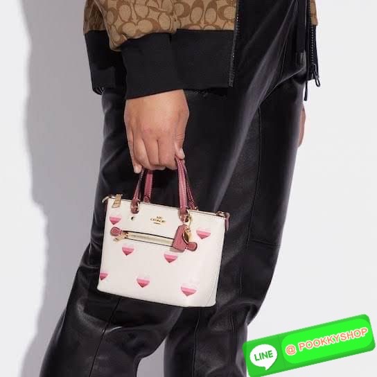 Coach Mini Gallery Crossbody With Stripe Heart Print (coach ca793) กระเป๋าสะพายข้าง เทรนรุ่นเล็กมาแรงวัสดุหนังแท้ทั้งใบ เปิดปิดด้วยซิป มีช่องใส่บัตรเครดิต 2 ช่อง ซับในผ้า สายสะพายถอดได้ สามารถสะพายข้างหรือสะพายไหล่ได้