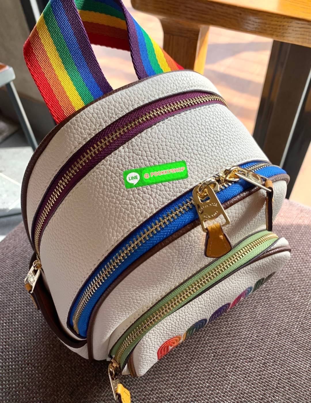 COACH MINI COURT BACKPACK WITH RAINBOW COACH ((CA624)) 🌈ต่อกันเลย สวยกันก่อน วางน้องไม่ลงเลยจริงๆค่าา😍 พร้อมส่ง! ยังไม่เข้าไทย กับกระเป๋าสะพายหลังแบบมีหูหิ้วในตัว บอกก่อนเลยว่าหนังของน้องทั้งนิ่ม ทั้งสวย อย่างดีเลยค่ะ