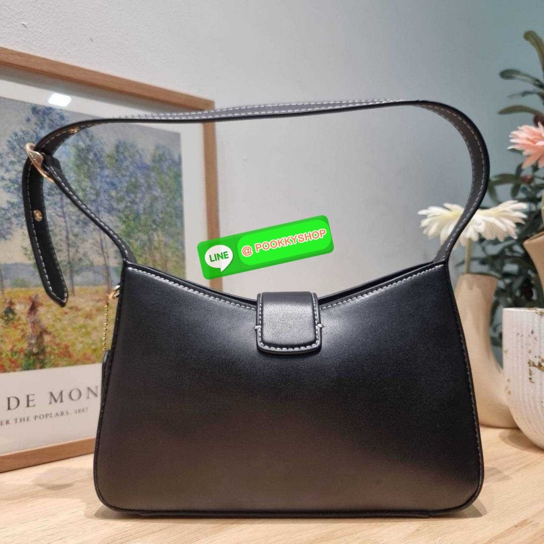 COACH CR533 ELIZA SHOULDER BAG 🔅 Details ใหม่ล่าสุด กระเป๋าสะพายไหล่ทรงโฮโบสุดหรู ดีไซน์โลโก้แบบใหม่และหรูหรายิ่งขึ้น คงความคลาสสิคและวินเทจ เปิด-ปิดด้วยสายคาดแบบกระดุมแม่เหล็ก ภายในเป็นช่องโล่ง แบ่งสัดส่วนไว้อย่างดี มีทั้งช่องใส่บัตร และช่องซิป ส