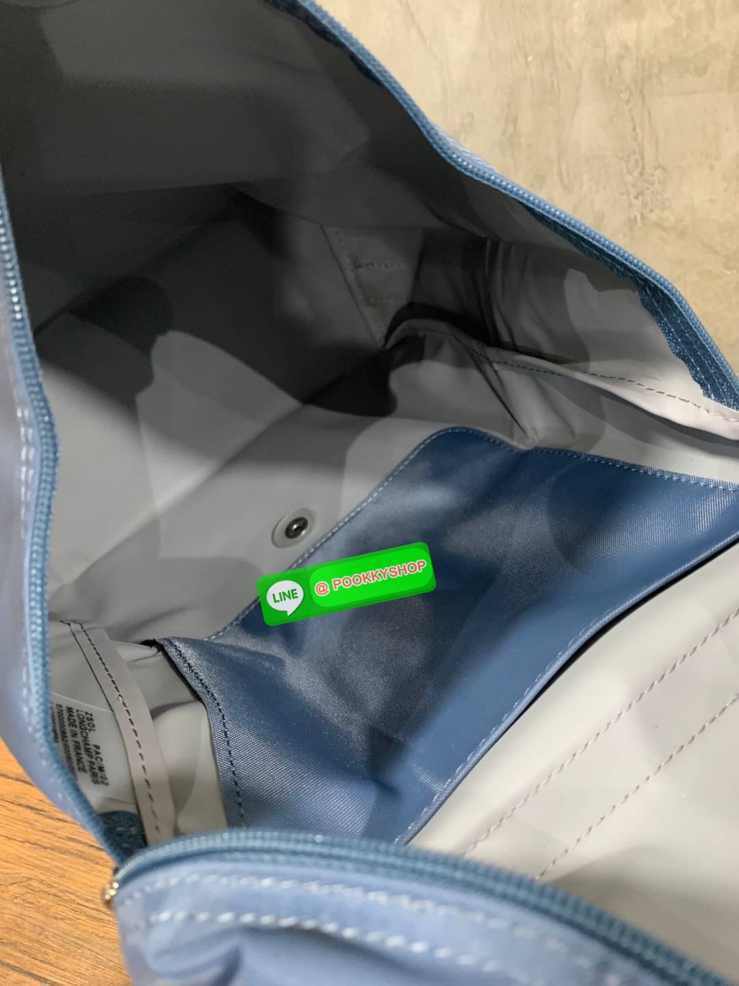 💕Longchamp LE PLIAGE Club Backpack พบกับอีกหนึ่งสไตล์ของLongchamp ที่เป็นรุ่นยอดนิยมอีกรุ่น สำหรับสาวแฟชั่นหัวทันสมัย เติมความพิเศษให้กับลุคด้วย ยังมีสีให้เลือกเยอะเรียกได้ว่าชอบสีโทนไหน ชอบแต่งตัวสไตล์ไหนก็เอาไปแมทช์กันได้เลย เป็นกระเป๋าเป้ในไม่ก