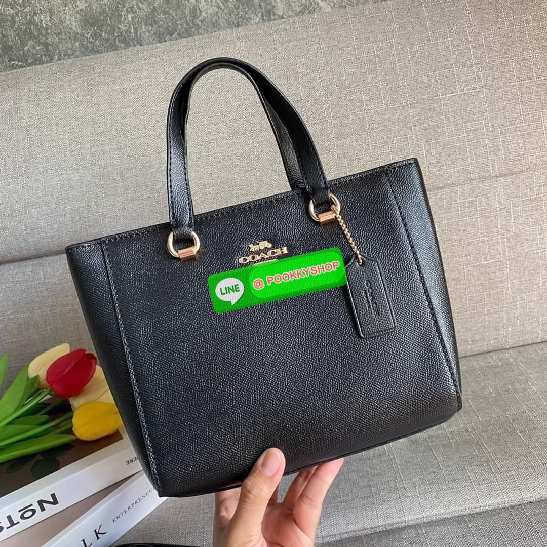 Coach Alice Satchel In Signature Canvas ( coach ca224) กระเป๋าสะพายข้าง ดีไซต์จากแบรนด์เรียบหรู สะพายได้ทุกโอกาส วัสดุหนังแท้ หูจับและสายหนังแท้ เปิดปิดด้วยซิป ภายในกระเป๋าช่องโล่ง ใส่ของได้เยอะ มีช่องเล็ก 1 ช่อง ซับในผ้า มีฐานรอง สายถอดได้ สามารถสะพายไหล