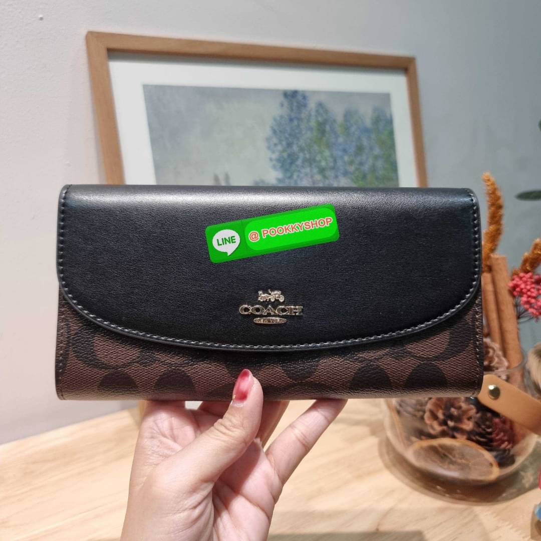 COACH F54022 SLIM ENVELOPE WALLET IN SIGNATURE กลับมาแล้วจ้า!! กระเป๋าสตางค์รุ่นขายดี 🔥 ทรงจดหมายรุ่นฝาพับ สวยคุณหนู หรูเกินราคา วัสดุหนังแคนวาสเคลือบลาย ภายในใส่มือถือได้ ใส่บัตรได้ มีช่องซิปแยกแบ่งเป็นสัดส่วน รุ่นนี้ใช้ยังไงก็ไม่มีเบื่อ สวยคลาสส