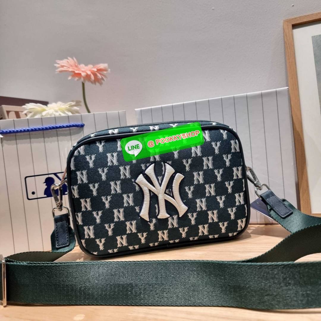 MLB JACQUARD MONOGRAM CROSSBODY BAG ฉุดไม่อยู่ ดาเมจแรงมาก!! กับกระเป๋าครอสบอดี้ ที่สายเกาต้องมี!! ดีไซน์ลวดลายโมโนแกรมเอกลักษณ์ ลงบนผ้า jacquard ได้อย่างลงตัวและสวยงาม เปิด-ปิดด้วยซิป ภายในโล่งกว้าง จุของสบายๆ มาพร้อมใบลูก และสายสะพายข้าง ให้ความคล่องตัว