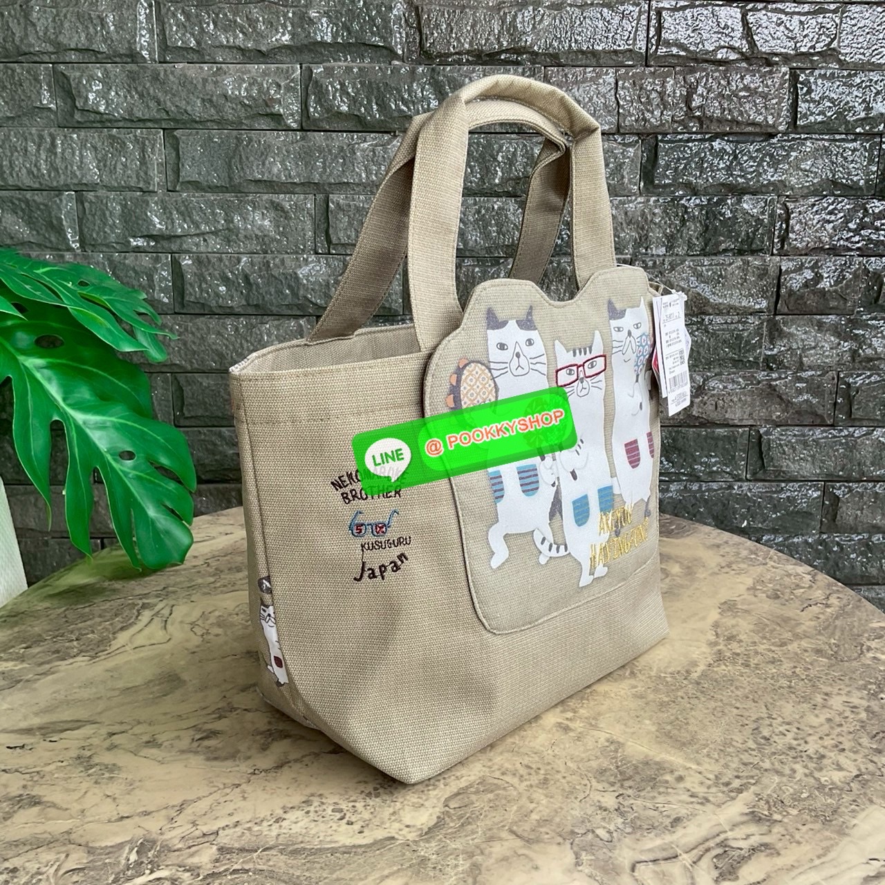 กระเป๋าถือ คล้องแขน ทรงโท้ทสุดเก๋และน่ารัก Nekomaruke Hamipoke Bag จาก Kusguru Japan กระเป๋าโท้ทสุดน่ารักใบนี้เหมาะสำหรับผู้หญิง และเป็นไอเทมใหม่ในคอลเลกชันฤดูใบไม้ผลิ/ฤดูร้อน 2025