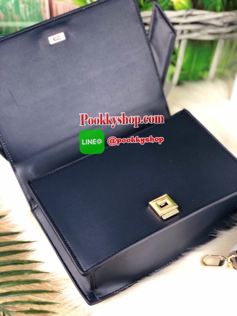 New arrival 2018!! CHARLES & KEITH KNOT DETAIL HANDLE BAG กระเป๋าถือ/สะพาย วางอยู่ทรงสวย รุ่นนี้มีการเล่นดีเทลกระเป๋า มาพร้อมหูหิ้วเป็นหนังนิ่มมือ ด้านหน้ามีโลโก้แบรนด์ เปิดปิดด้วยตัวกดล็อก ด้านในเป็นช่องใหญ่ มีช่องซิปเล็ก 1 ช่อง สามารถใส่กระเป๋าเงินใบยาว