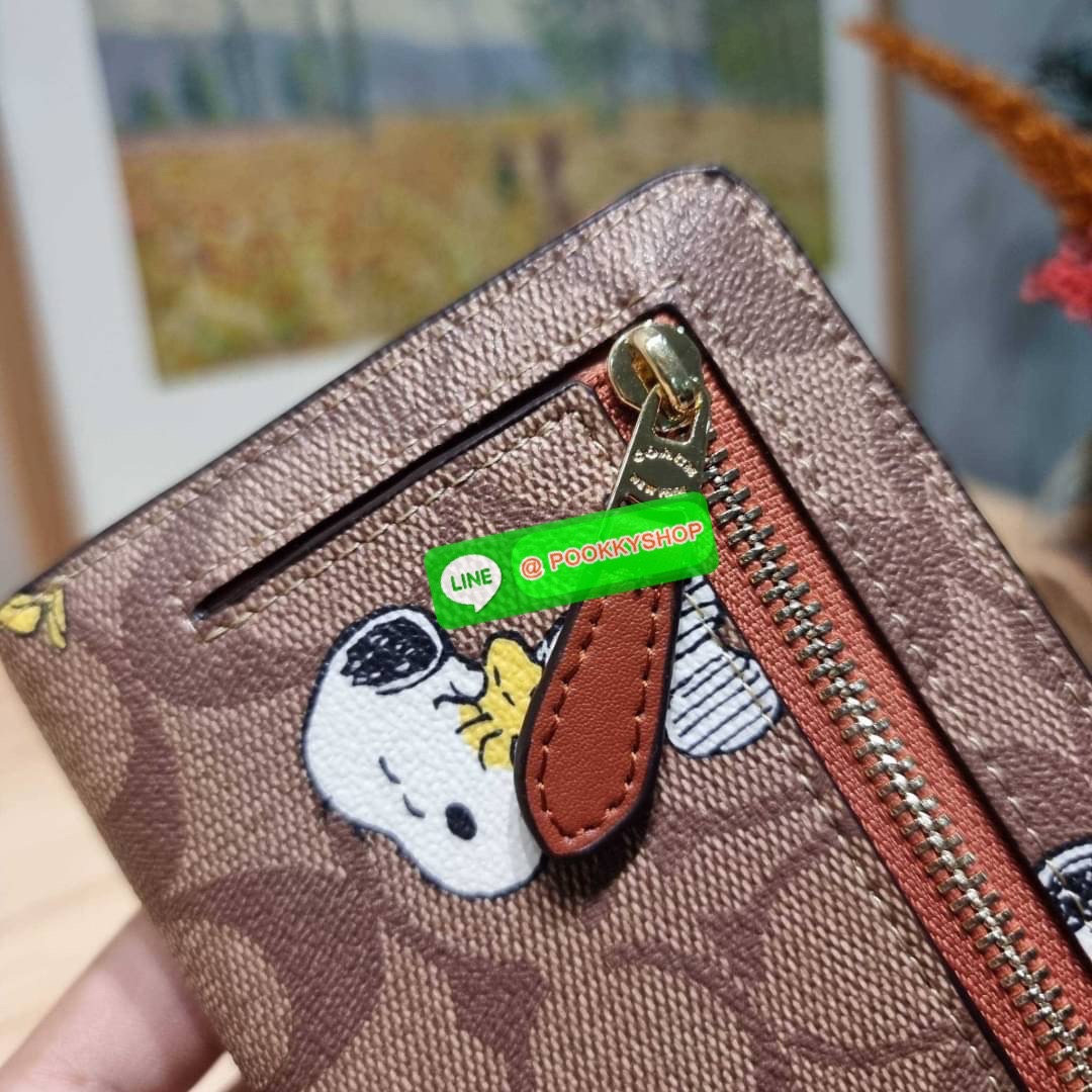 COACH CE708 COACH × PEANUTS SMALL ZIP AROUND WALLET IN SIGNATURE CANVAS WITH SNOOPY PRESENTS PRINT น้องใหม่เกินเบอร์กว่าเดิม กับกระเป๋าสตางค์ใบสั้น คอลใหม่จากเหล่าการ์ตูนสุดรัก ขนาดพกพาสะดวก ฟังก์ชั่นการใช้งานหลากหลาย ไม่ว่าจะช่องใส่บัตร ช่องใส่ธนบัตรที่ส