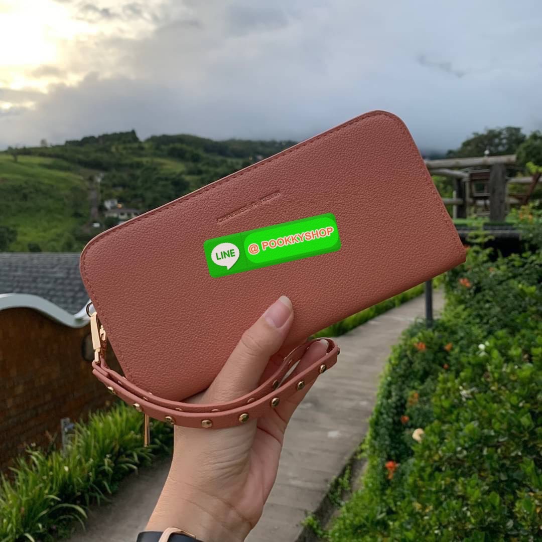 Charles & Keith Classic Zip Around Wallet กระเป๋าาสตางค์ใบยาว ซิปรอบ ด้านในมีช่องใส่บัตรหลายช่อง มีช่องใส่ธนบัตร และช่องซิปใส่เหรียญค่ะ มาพร้อมสายคล้องข้อมือ ตกแต่งด้วยหมุด