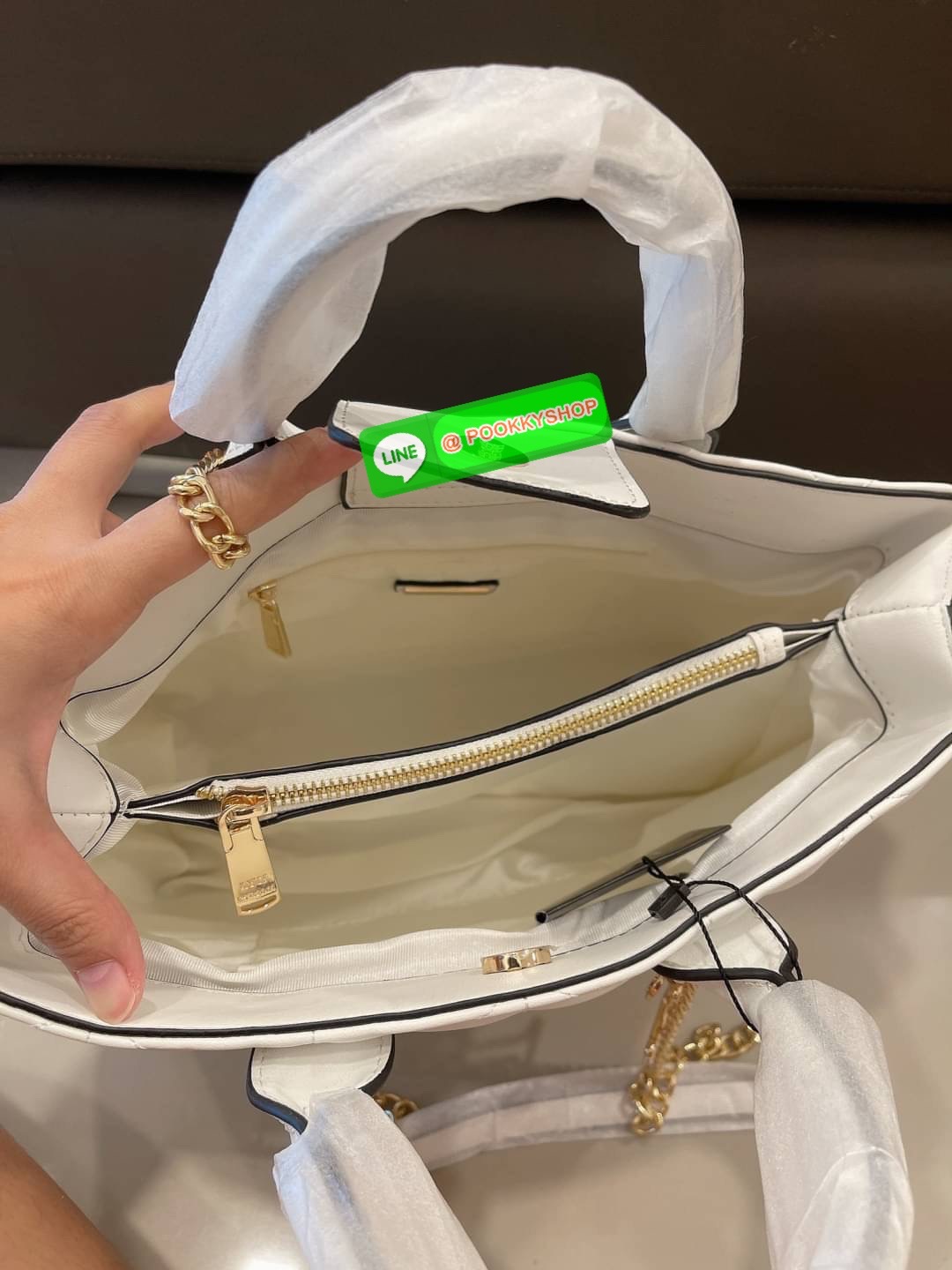 Lyn ทรงถือ/สะพายไหล่ เปิด/ปิดกระเป๋าด้วยกระดุมแม่เหล็ก มี 2 ช่องใช้งานใหญ่ๆ ตรงกลางมี 1 ช่องซิป ช่องลับอีก 2 ช่อง มีหมุดรองฐาน 4 จุด อะไหล่ทองหรูๆ