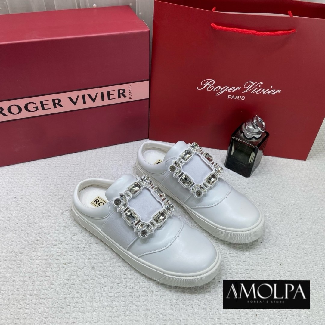 เข้าเพิ่มมมแล้วค้า รุ่นเปิดส้น ใส่สบาย สะดวกกกมากก แอ๊ดเก็บแล้วค้า รุ่นนี้พรีเมียมมาก บอกเลยว่า ไม่ผิดหวังค่ะ สวยยยจริง Hiend 1:1 ROGER VIVIER WOMEN SNEAKER อุปกรณ์ครบ ตามช๊อป รุ่นนี้คือแบบบว่า ... พูดได้คำเดียว ว่าต้องมี!!! เป๊ะ ปัง ปั๊วะ มากกกค่าลูกค้า
