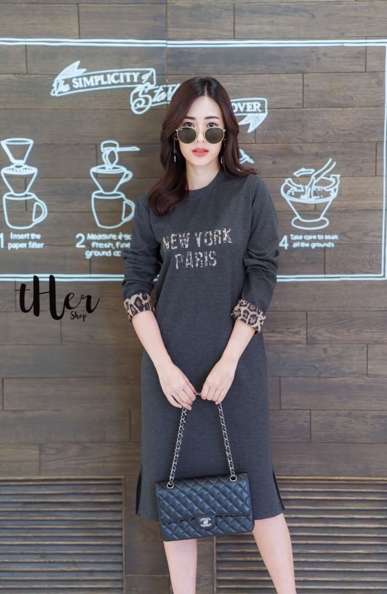 • tHer sHop • มาเพิ่มค่า Long Dress เดรสคอกลมแขนยาวทรงสวย ดีเทลแต่งปลายแขนลายเสือด้านหน้าสกรีนตัวอักษร แต่งกระเป๋าข้าง ใช้เนื้อดี ผ้าหนานิ่มใส่สวย ตัวเดียว ใส่เที่ยวใส่ชิวได้เลยค่ะ