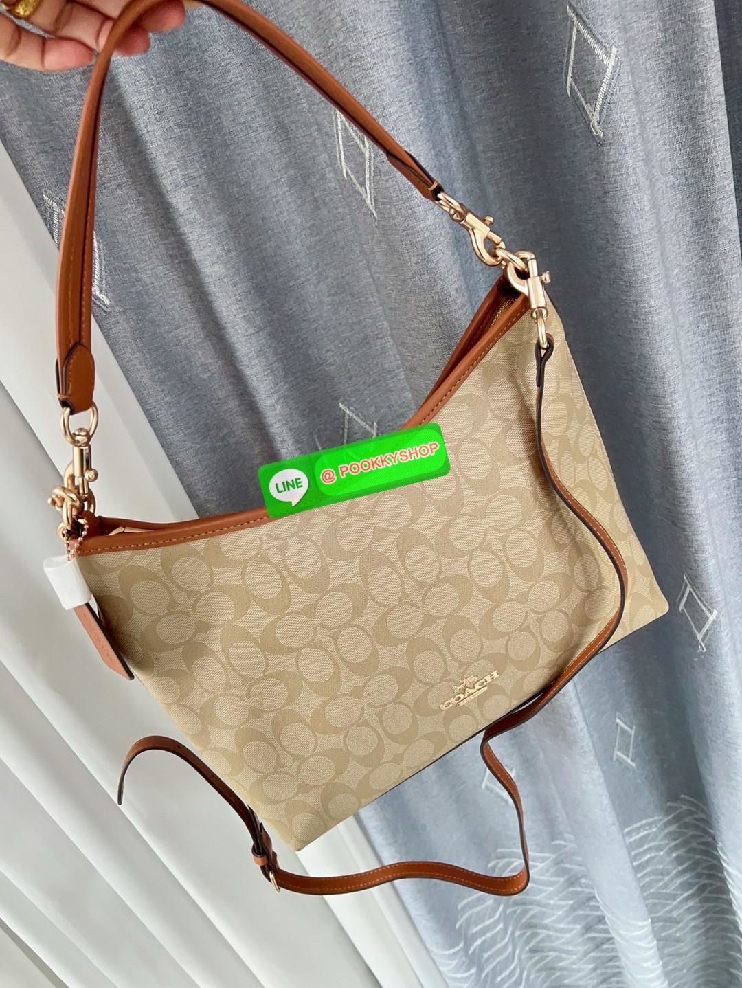 Coach Laurel Shoulder Bag In Signature Canvas (CR149) 🔖พร้อมส่ง สินค้าเข้าใหม่! กับกระเป๋าใบใหญ่กำลังดีเลยค่ะ หนังแท้ นิ่มสวย สีสวยค่ะ 🔖เปิด-ปิดกระเป๋าแบบซิป ภายในสุดโล่งกว้าง ใส่ได้จุมากๆ ยังมีช่องซิปยาวและช่องกระดุมสำหรับแยกใส่ของจุกจิกไ
