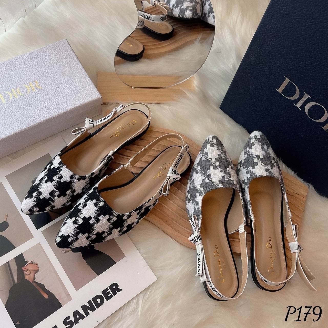 พร้อมส่ง มาใหม่ค่ะ รองเท้าคัทชูทรงหัวแหลม D ior ผ้าทอลาย ชิโนริ ลายใหม่ล่าสุด ตัวสายด้านหลัง เป็นรัดส้นตัดต่อยางยืด ทำให้สวมใส่ง่าย ไม่ขาด แข็งแรง ทรงสวยเก็บหน้าได้ดี ผ้านิ่มซับหนังนิ่มด้านในอีกชั้น คือน่ารักมาก ไม่ไหว เกินต้านสุดๆเลยค๊า